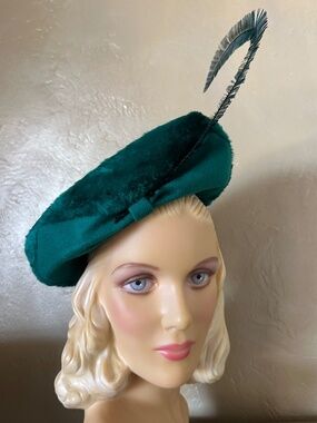 RITZY 1950's EMERALD GREEM FURRY/FLAT FELT + TALL, CURVED FEATHER